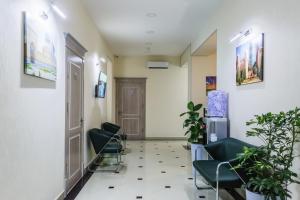 een ziekenhuishal met stoelen en een deur bij Turkkurgan Hotel in Tasjkent
