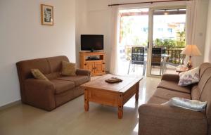 Μια τηλεόραση ή/και κέντρο ψυχαγωγίας στο Top floor, 2 bedroom apartment Vanessa D204, FREE WIFI, village view