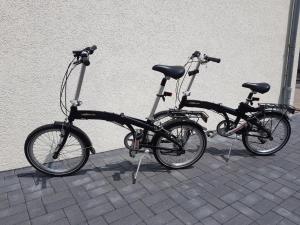 two bikes are parked next to a wall at Altstadthaus Neubert in Bodenwerder