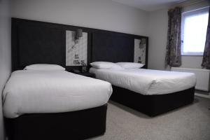 Uma cama ou camas num quarto em Hibernian Hotel & Leisure Centre