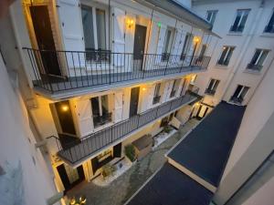 uma vista sobre um edifício de apartamentos com uma varanda em Hotel Aviatic em Paris