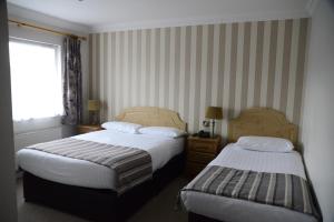 Uma cama ou camas num quarto em Hibernian Hotel & Leisure Centre