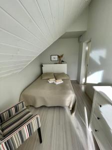 普雷拉的住宿－Preilos Kiras，一间小卧室,配有一张床和一把椅子