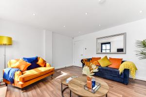 a living room with a couch and a table at Spacious Cosy 2 Bed Flat, Central London in London