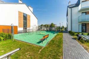 park z placem zabaw z ławką w obiekcie Apartament Słoneczny przy morzu z klimatyzacja w Grzybowie