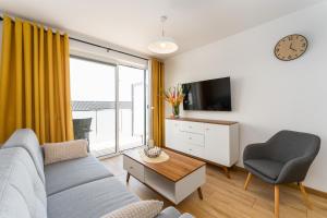 Telewizja i/lub zestaw kina domowego w obiekcie Apartament Słoneczny przy morzu z klimatyzacja
