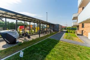 Ogród w obiekcie Apartament Słoneczny przy morzu z klimatyzacja