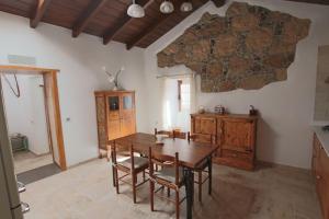una sala da pranzo con tavolo e sedie in legno di Dani House a Granadilla de Abona