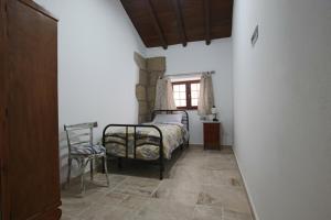 una camera con un letto e una sedia di Dani House a Granadilla de Abona