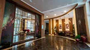 De lobby of receptie bij VOGUE HOTEL RESORT AND SPA - Nabran