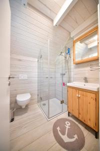 La salle de bains est pourvue d'une douche, d'un lavabo et de toilettes. dans l'établissement Nordic Ferienpark Sorpesee (Sauerland), à Sundern