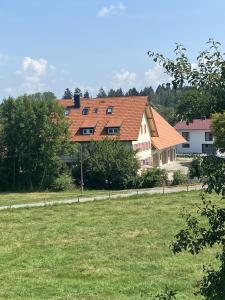 un grupo de casas con techos rojos en Ferienhof Weber Nieratz en Wangen im Allgäu