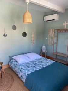 a bedroom with a blue bed in a room at Adorable chambre vue sur piscine in Béziers