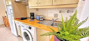 Η κουζίνα ή μικρή κουζίνα στο Holiday flat GOLDEN SANDS, 1 bedroom, livingroom, fast internet, balcony