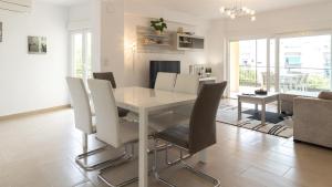 A television and/or entertainment centre at Modern 2 Bedroom Apartment 100 m From The Beach