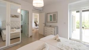 A bed or beds in a room at Modern 2 Bedroom Apartment 100 m From The Beach