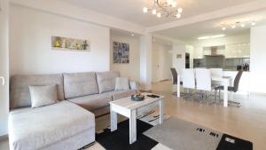 A seating area at Modern 2 Bedroom Apartment 100 m From The Beach
