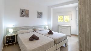 A bed or beds in a room at Modern 2 Bedroom Apartment 100 m From The Beach
