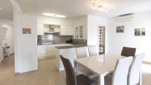 A kitchen or kitchenette at Modern 2 Bedroom Apartment 100 m From The Beach