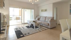 A seating area at Modern 2 Bedroom Apartment 100 m From The Beach