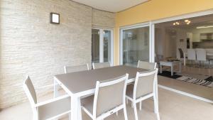 A kitchen or kitchenette at Modern 2 Bedroom Apartment 100 m From The Beach
