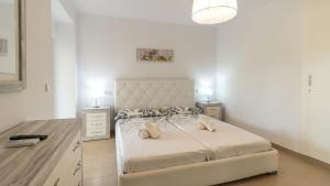 A bed or beds in a room at Modern 2 Bedroom Apartment 100 m From The Beach