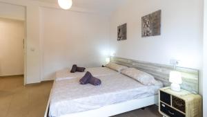A bed or beds in a room at Modern 2 Bedroom Apartment 100 m From The Beach
