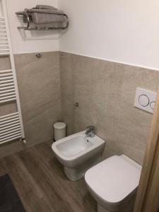 bagno con servizi igienici e lavandino di Appartamento Colomba a Piacenza