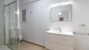 A bathroom at Modern 2 Bedroom Apartment 100 m From The Beach