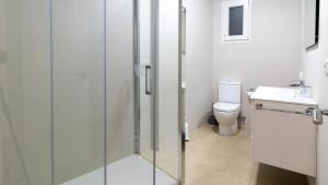 A bathroom at Modern 2 Bedroom Apartment 100 m From The Beach