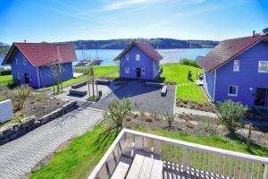 une vue aérienne sur trois maisons et une cour dans l'établissement Nordic Ferienpark Sorpesee (Sauerland), à Sundern