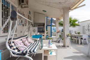 un patio con mecedoras y una mesa en Villa Vista Mare Cinisi, en Cinisi