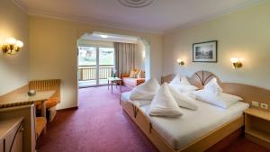 Postel nebo postele na pokoji v ubytování Alpenwellnesshotel Gasteigerhof + 37 fotografií