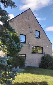 a brick building with windows on the side of it at Villa 't Zonneroosje in Nieuwpoort