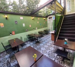 エディルネにあるKaleroom EDİRNEのテーブルと階段のあるレストランのオーバーヘッドビュー