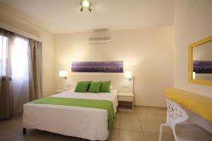 Кровать или кровати в номере Sea CleoNapa Hotel