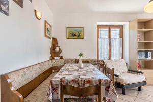 comedor con mesa y sillas en Appartamento Tra i Due Laghi, en Baselga di Pinè