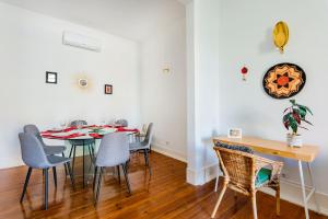 uma sala de jantar com mesa e cadeiras em Conde 3BDR Luxury em Lisboa