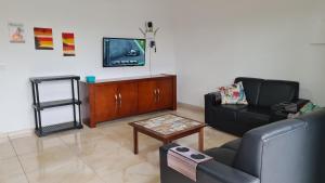 a living room with a couch and a table at CONFORTO e SEGURANÇA SDU AP02 in Guaratuba