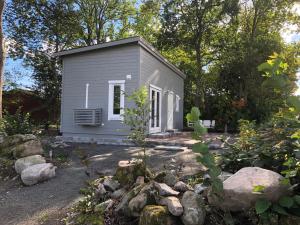 a tiny house in the middle of a garden at Kattalängan - Lilla huset in Brösarp