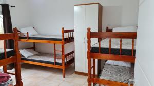 a room with two bunk beds and a mirror at CONFORTO e SEGURANÇA SDU2 in Guaratuba