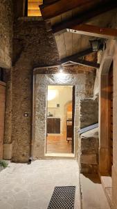 een kamer met een raam in een bakstenen muur bij La casa di mezzo in Calascio