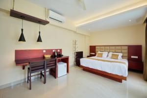 Postel nebo postele na pokoji v ubytování Thekkady Gavi Suites
