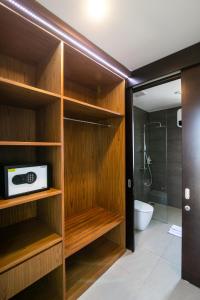 een badkamer met houten planken en een douche bij De Hsahe Villas in Tanah Lot