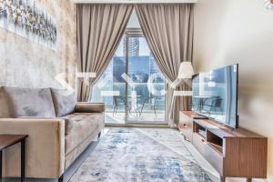 TV a/nebo společenská místnost v ubytování Staycae Holiday Homes - Vera by DAMAC Near Downtown, Business Bay