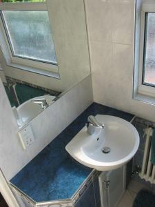 a bathroom with a sink and a mirror at Modern Cosy Private Studio, WIFI, IP-TV, Must See in Romford