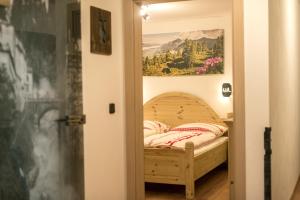 Cama pequeña en habitación con una pintura en la pared en Haus Klaffenböck, en Bad Gastein