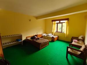 Una cama o camas en una habitación de Hotel Pemathang