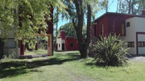 una vista de la casa desde el patio en La lomada, en Costa del Este
