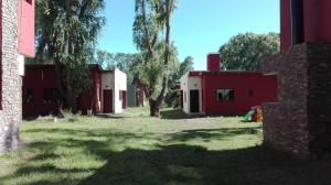 una hilera de edificios rojos y blancos con árboles en La lomada, en Costa del Este